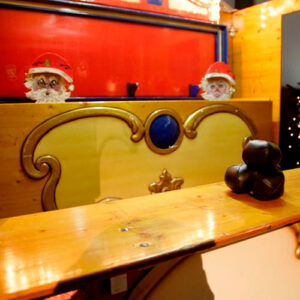 Markthaus mit winterlichem Spiel