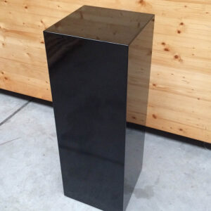 Stele schwarz