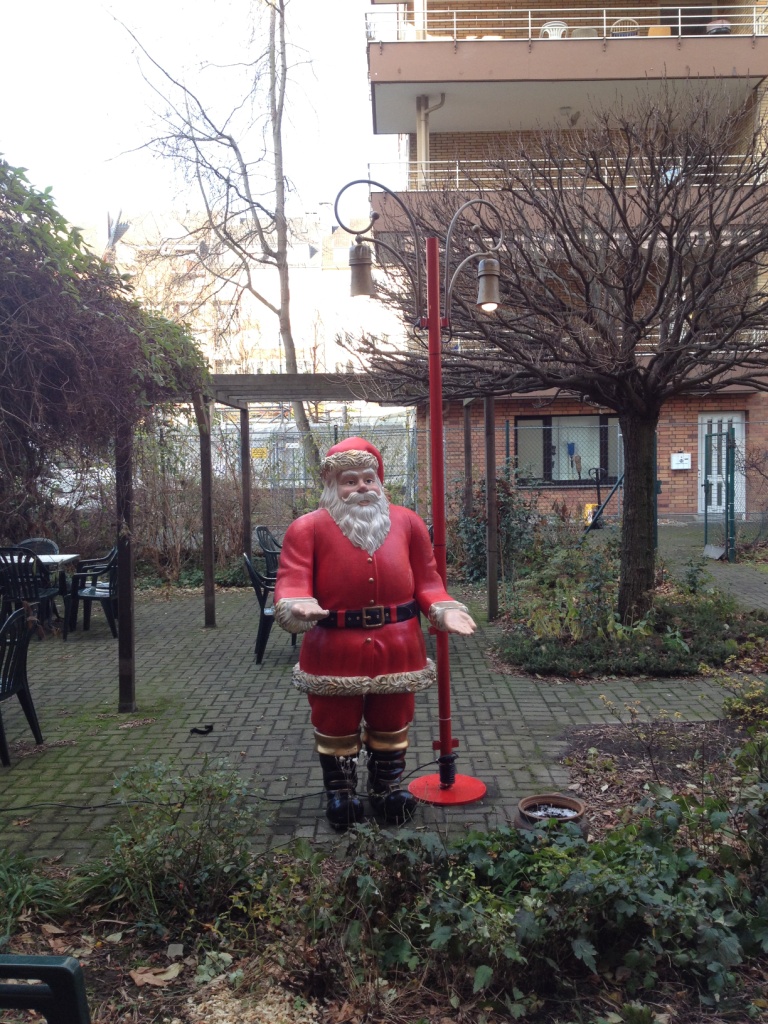 Weihnachtsmann stehend (Dekofigur)